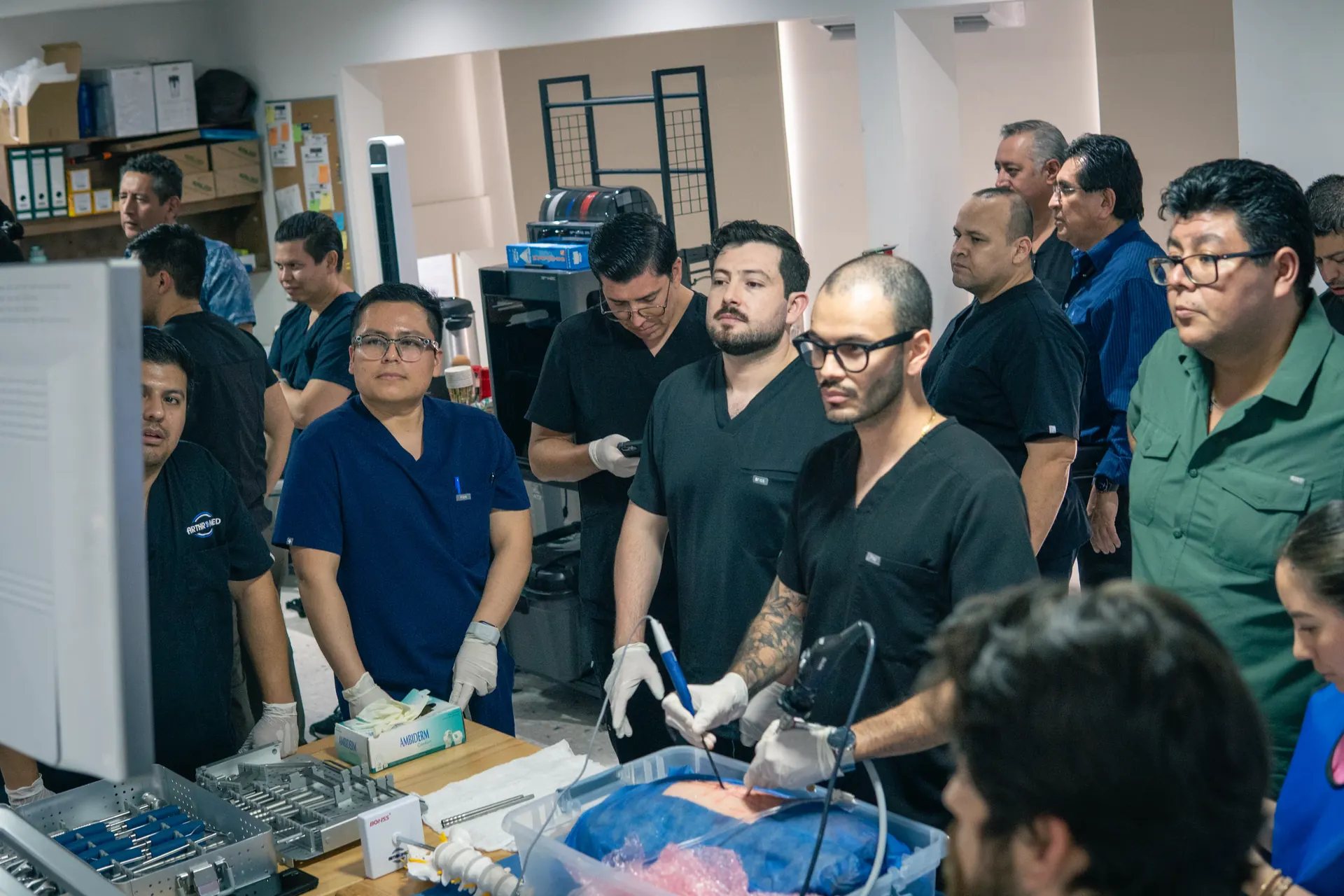 Profesionales de la salud durante una sesión de entrenamiento médico