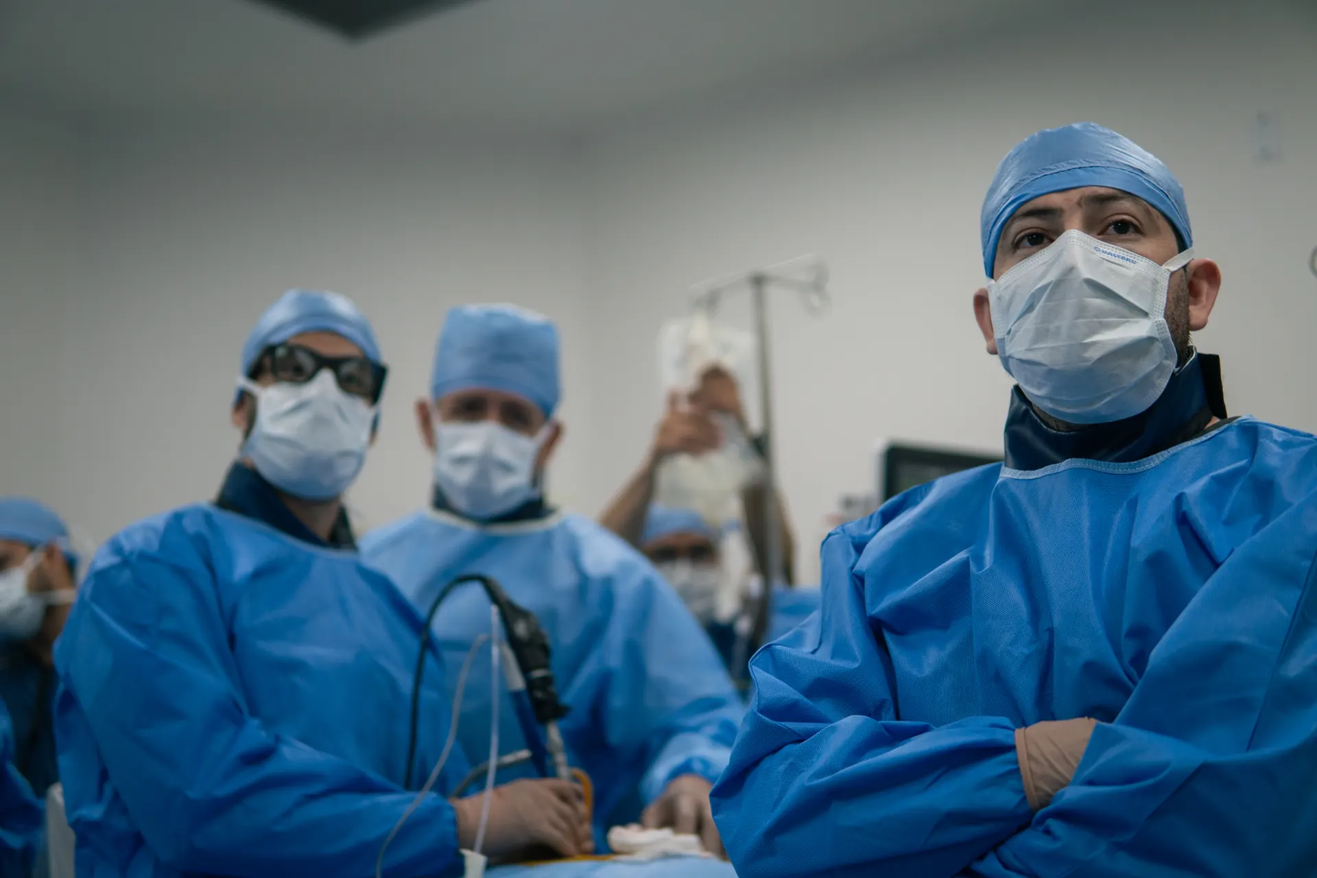 Equipo médico en una práctica de cirugía endoscópica